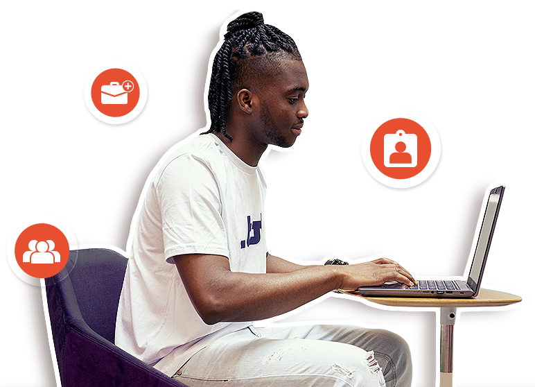 Jovem refugiado usando notebook, representando inclusão e oportunidades no Blog da Toti sobre carreira