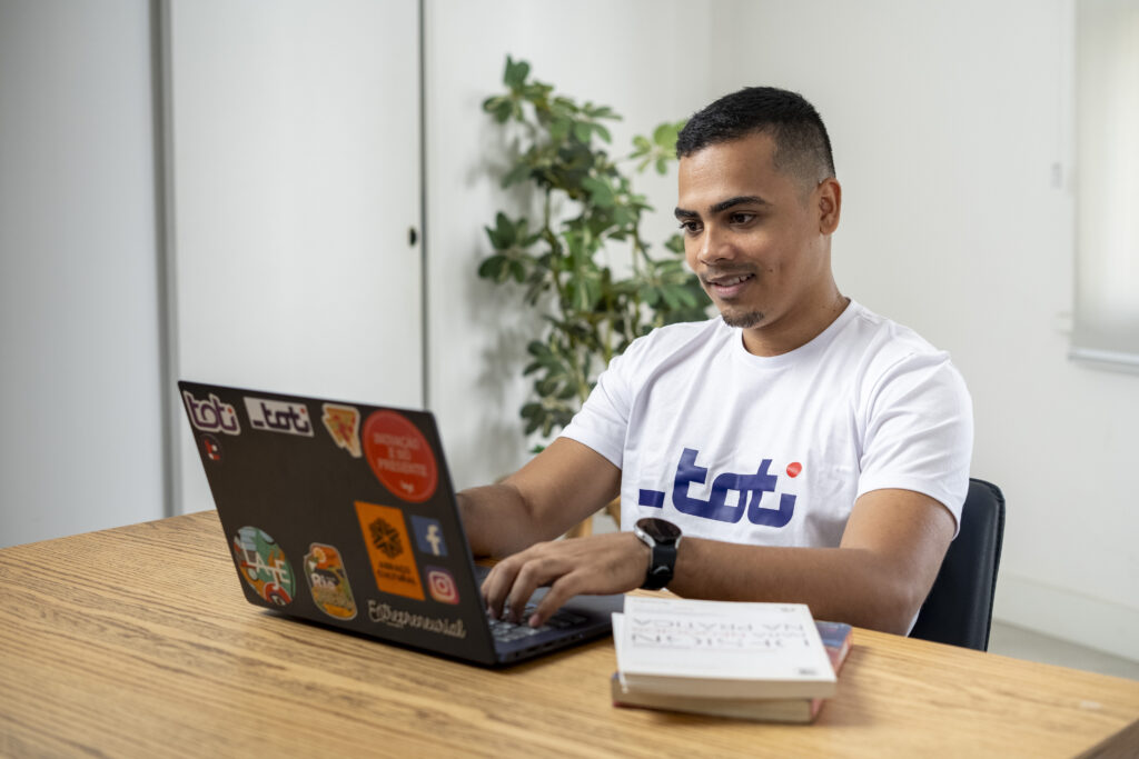 Estudante da Toti criando perfil no LinkedIn em ambiente de estudo
