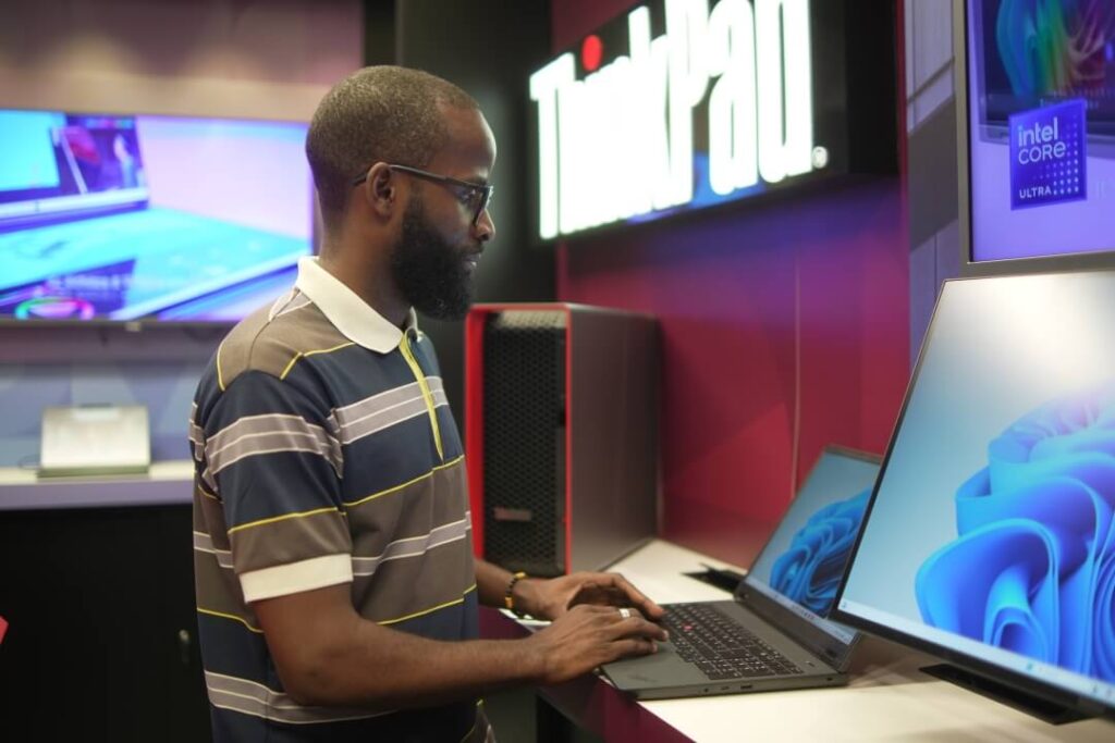 Homem em pé de frente para uma tela.