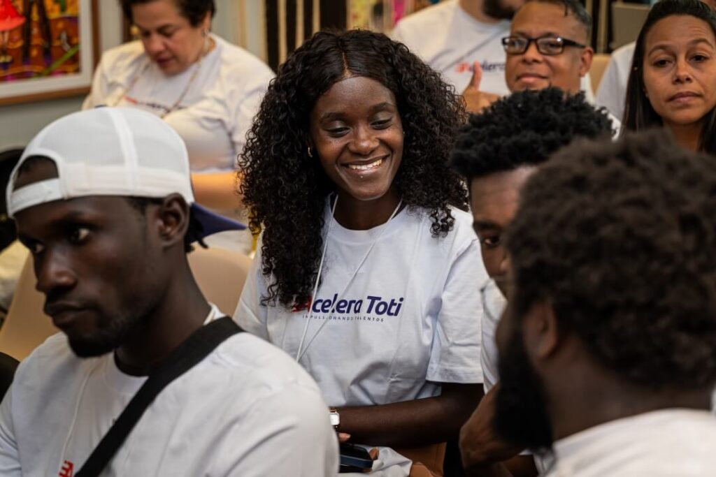 Grupo de pessoas sentadas conversando entre si.