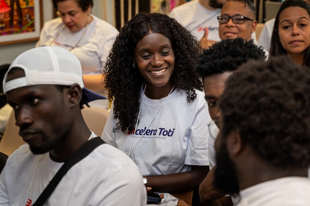 Grupo de pessoas sentadas conversando entre si.