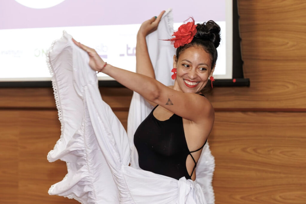 Uma mulher dançando em uma apresentação